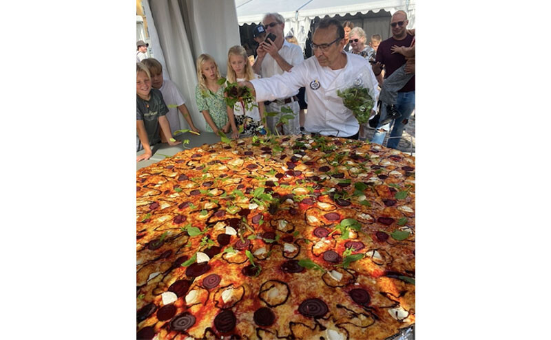 Hassan Saroee Nordens Största Pizza 180 cm bakad i Tunnelpizzaugn TP - foto av Anders Blank 