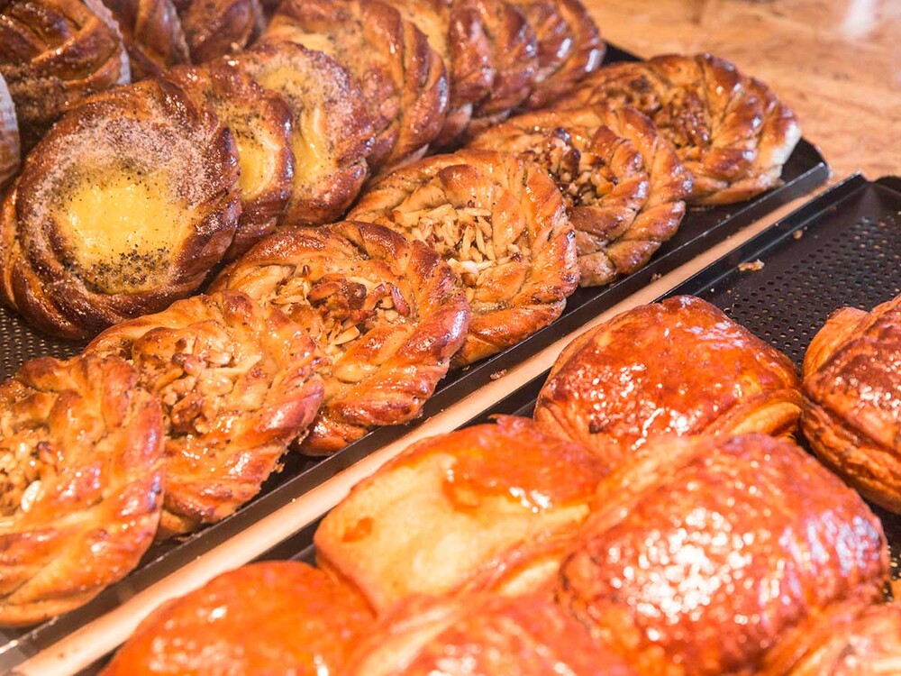Delikata bakverk på artizan bread i karlstad, bakade i sveba dahlen ministickugn bageriugn