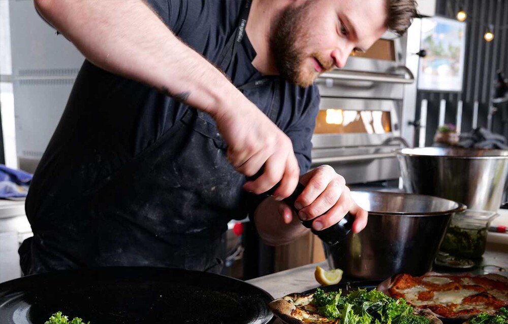 Bistro bread and wine fotografiska kock andre edlund bakar pizza i pizzaugn p-serien p602 sveba dahlen