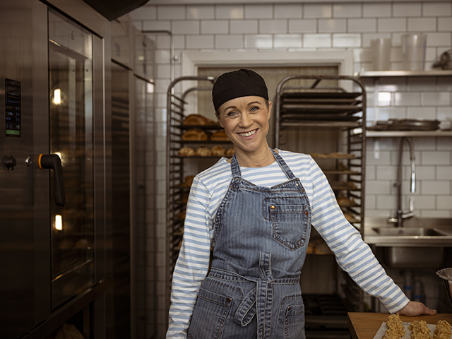 Lina Wallentinson på Malvas Glutenfria Hantverksbageri. Bageriet är installerat av Sveba Dahlen.