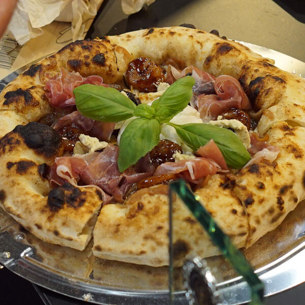 Fin napolitansk pizza gräddad i sveba dahlen pizzaugn high temp pizza champion cup 2025